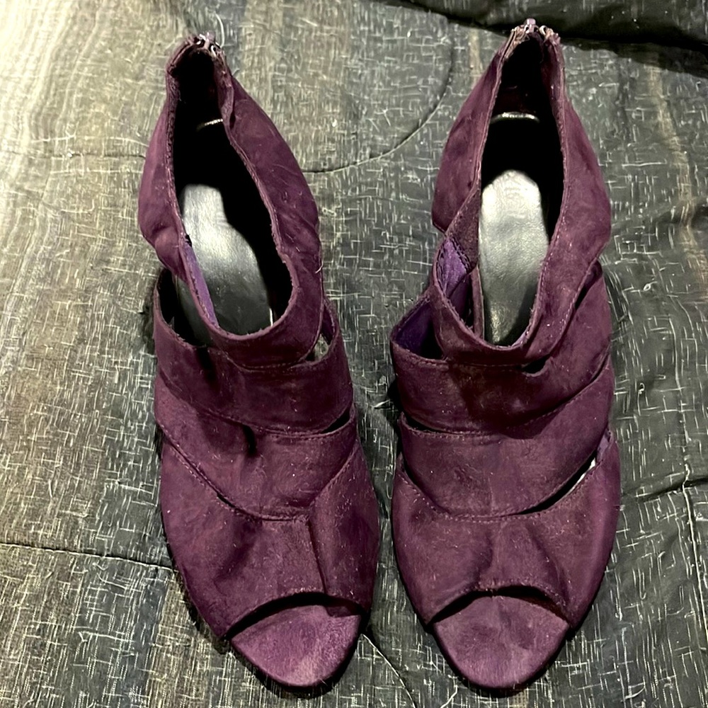 Very pretty Plum Chris cross heels